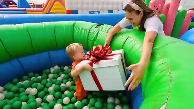 Vlad and Niki play in Inflatable Castle and other funny challenges for kids
